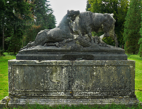 Combat De Taureaux Statue